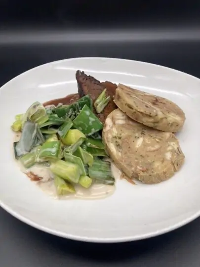 Braten vom Weiderind / Brot Knödel / Cremiger Lauch