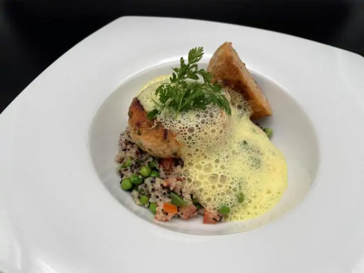 Fisch Frikadellen mit bunten Gemüse - Quinoa Salat und Safran Schaum